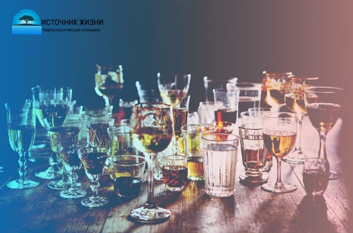 Бокалы и стопки с разным алкоголем