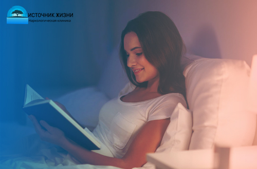 Девушка читает книгу в кровати перед сном